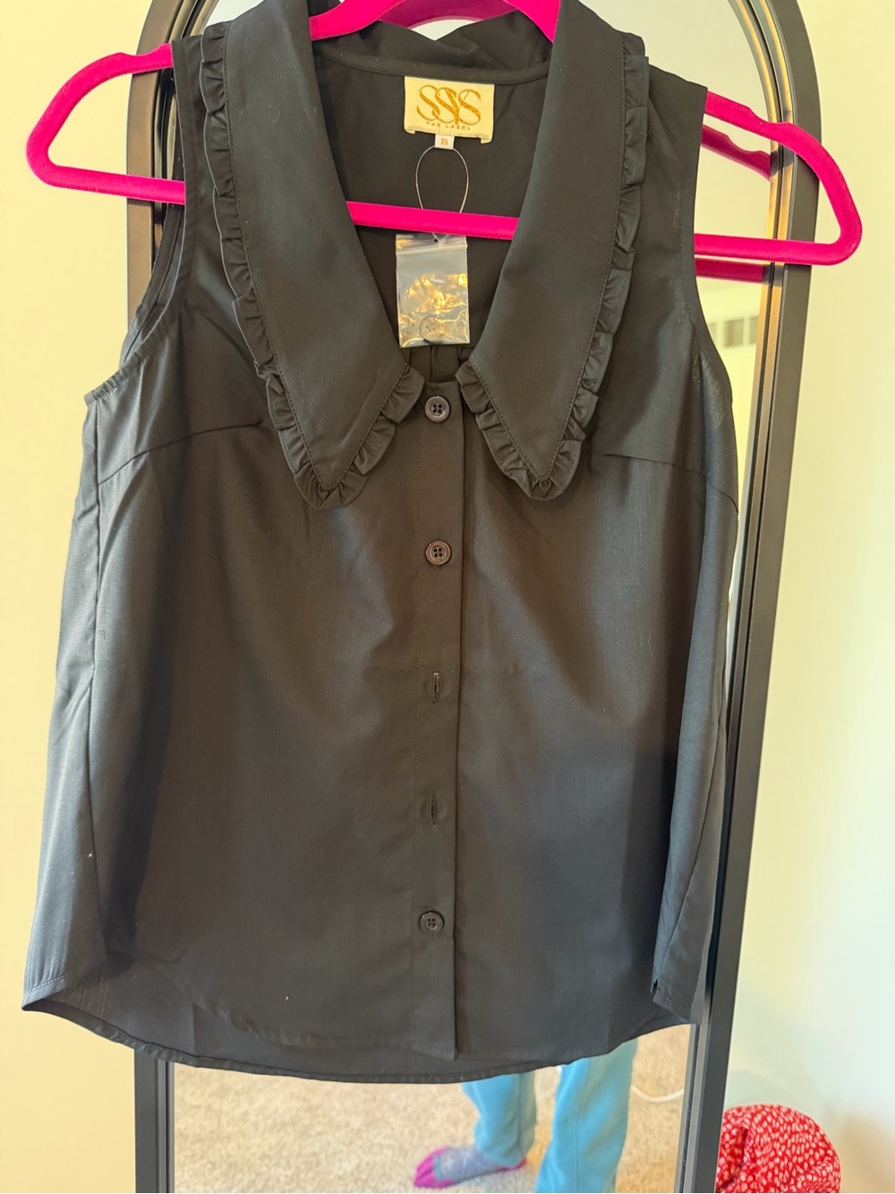 SSS Black Sleeveless Ruffle Collar Button-Front Camisole